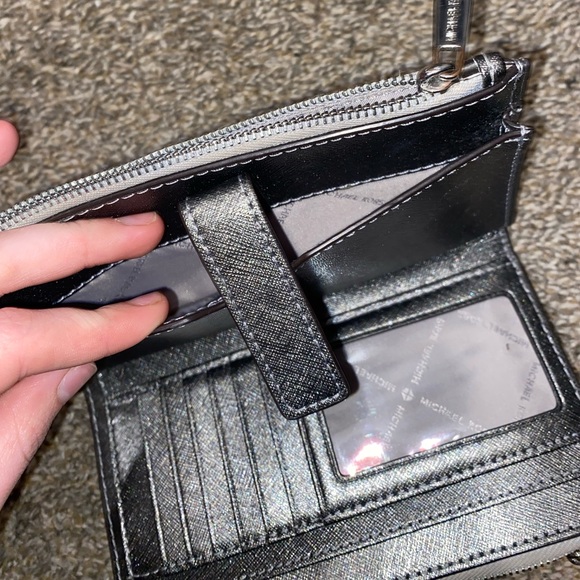 silver michael kors wallet - Picture 5 of 8